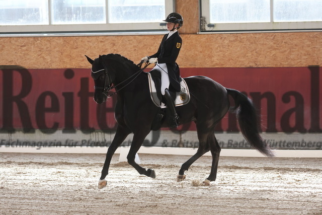 Balingen_2025_Sichtungsturnier_Junge Reiter_Dressurprfg.Kl.S_Juliane Dörr_Finest Black Lady (1) | Alle Fotos der Reiterjournal Fotografin Doris Matthaes im Reiterjournal Online-Fotoshop. - Realisiert mit Pictrs.com
