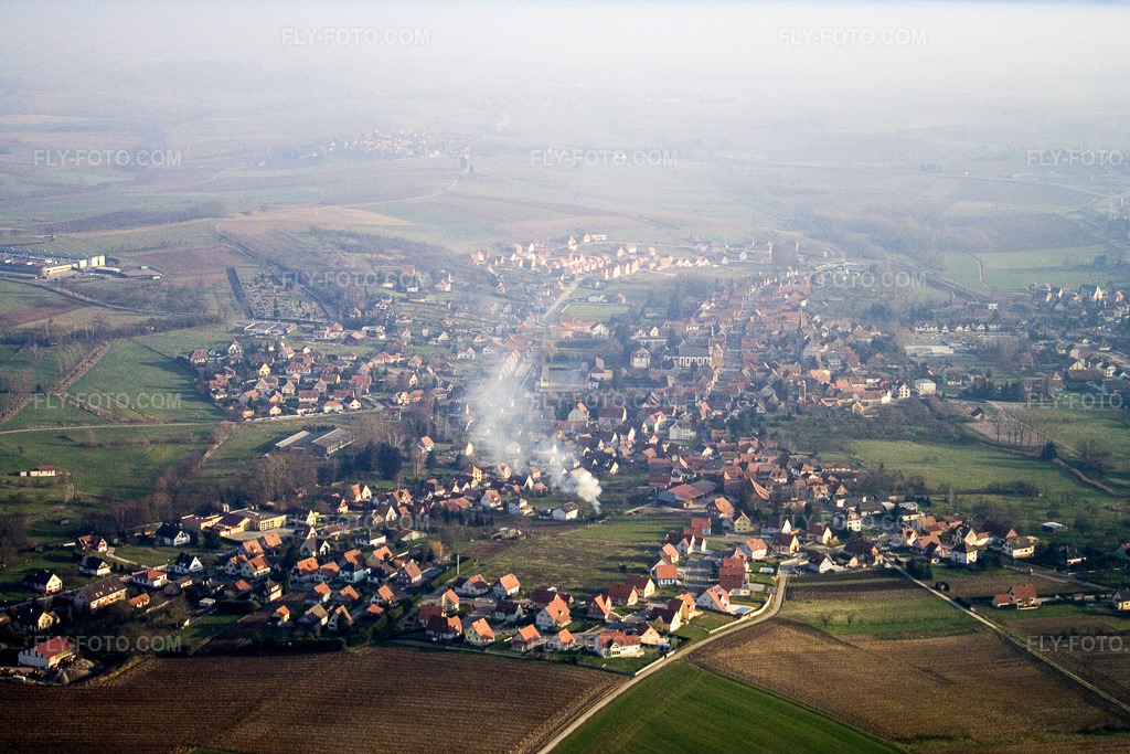 Aerial view: Soultz-sous-Forêts in Kutzenhausen in the state Bas-Rhin, France. – Photo: IMG_5120.jpg taken on 12/29/2006 by Werner Riehm/FLY-FOTO.com – Resolution of the original: 3456 x 2304 px