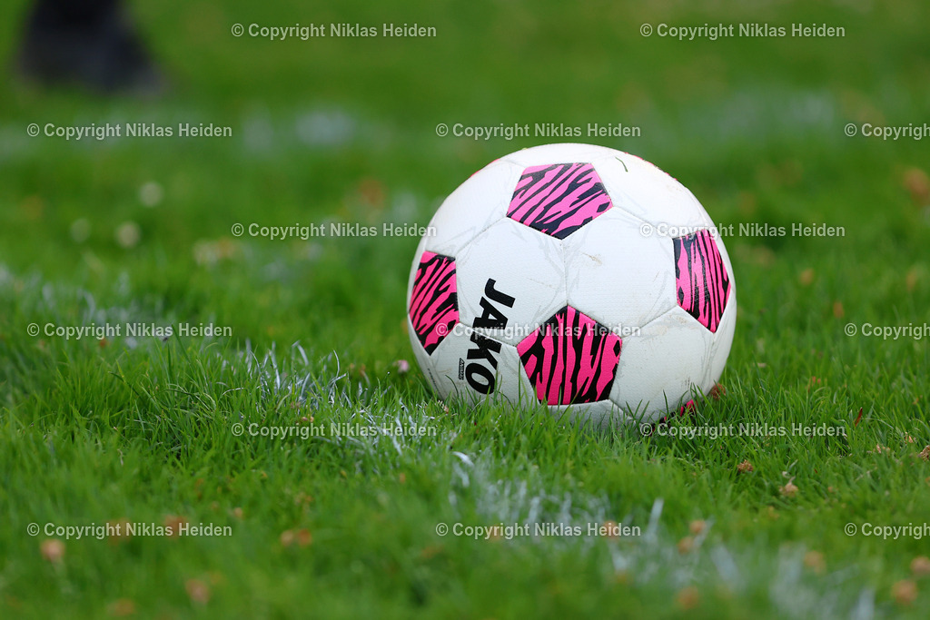 NH_HammUited_Concordia_LandesligaHansa_12052026 | Spielball auf einem langen Rasen im Amateurfussball.Fußball I Herren I Landesliga Hansa I Saison 2025-2026 I 20. Spieltag I Hamm United - Concordia I 12.05.2026 I Sportplatz Tribünenweg