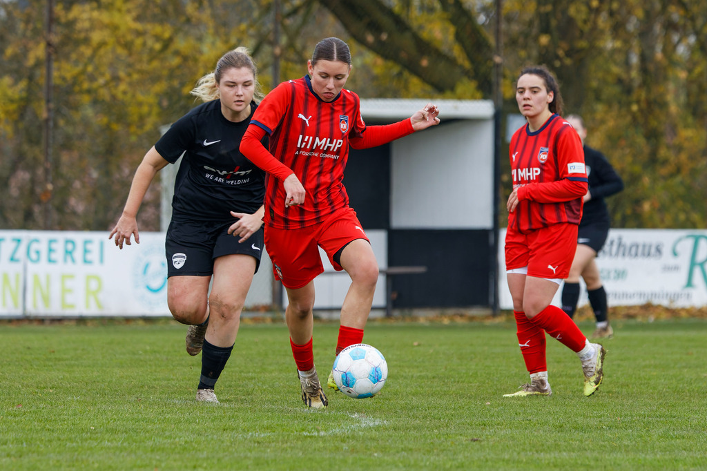 HOHFCH_251109_6730 | 1.FC Heidenheim 1846 II vs. GAST, Fußball, Frauen, Bezirksliga, 2025/2026, X. Spieltag, 03.10.2025 in Heidenheim, Kunstrasen b. Voith-Arena West(Foto: Michael Bulling) - Realisiert mit Pictrs.com
