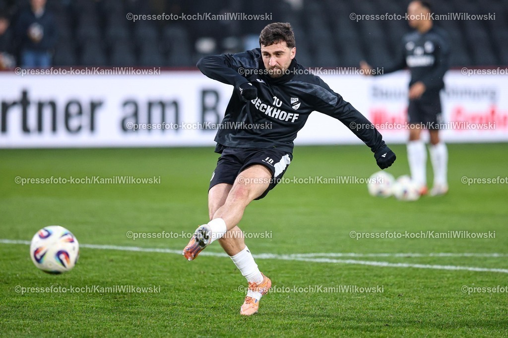 xKWIx13122501011 | 13.12.2025, xKWIx, Fußball, 3. Liga, SC Verl - Rot-Weiss Essen, SPORTCLUB Arena: Berkan Taz (SC Verl #10) beim Warmmachen Photo: xKamilxWilkowskixPressefotoKochx