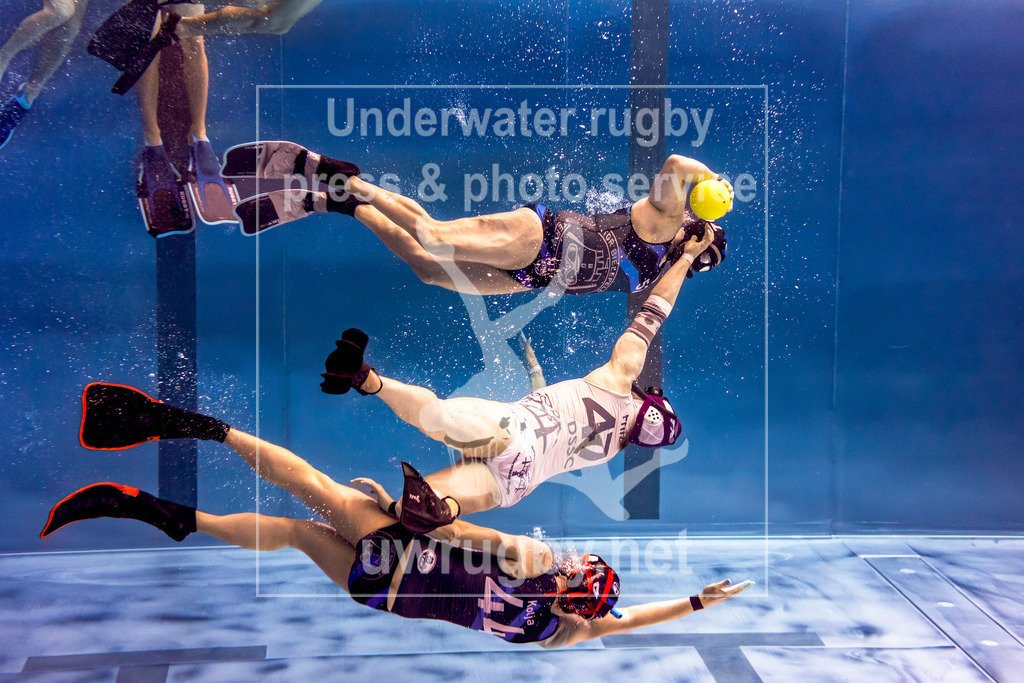 Deutsche Meisterschaft 2024 in Unterwasser-Rugby | DSSC Duisburg in weiß gegen die Spielgemeinschaft Bielefeld / Paderborn in blau. - Realisiert mit Pictrs.com