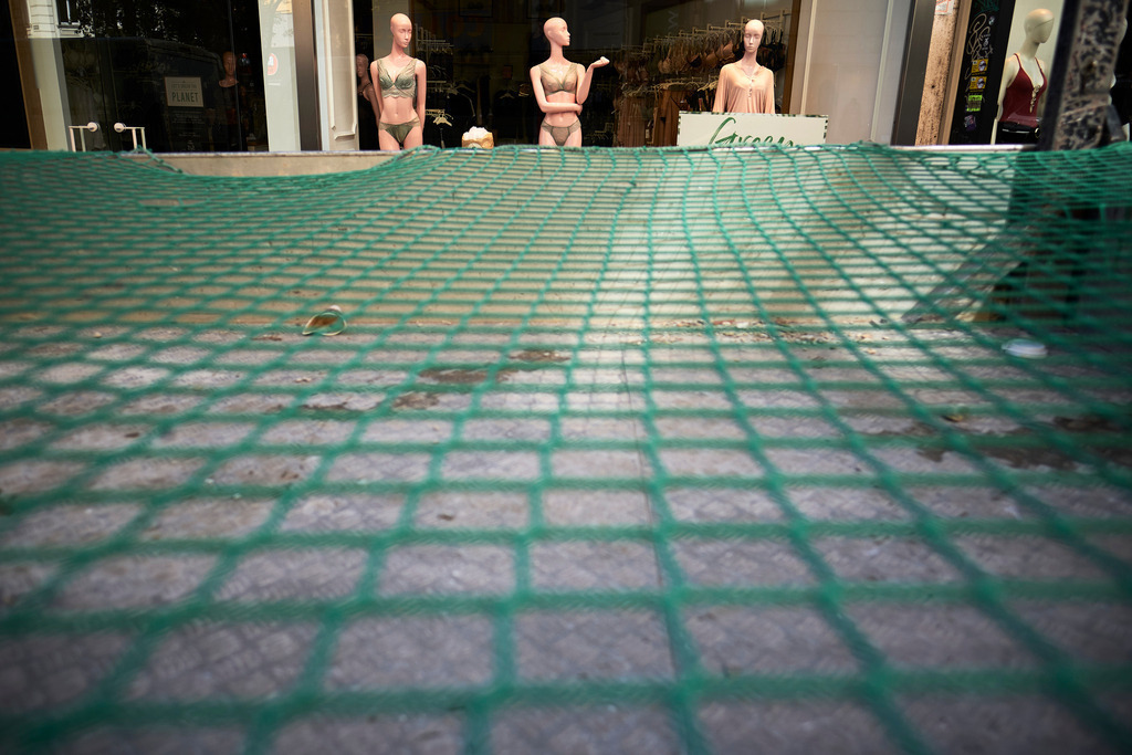 Schaufensterpuppen in einem Geschäft | Wien, Austria - April 07, 2020: Fotografische Eindrücke auf dem Weg von Floridsdorf zum Stephansplatz während der Corona-Krise; Schaufensterpuppen in einem Geschäft. - Realisiert mit Pictrs.com