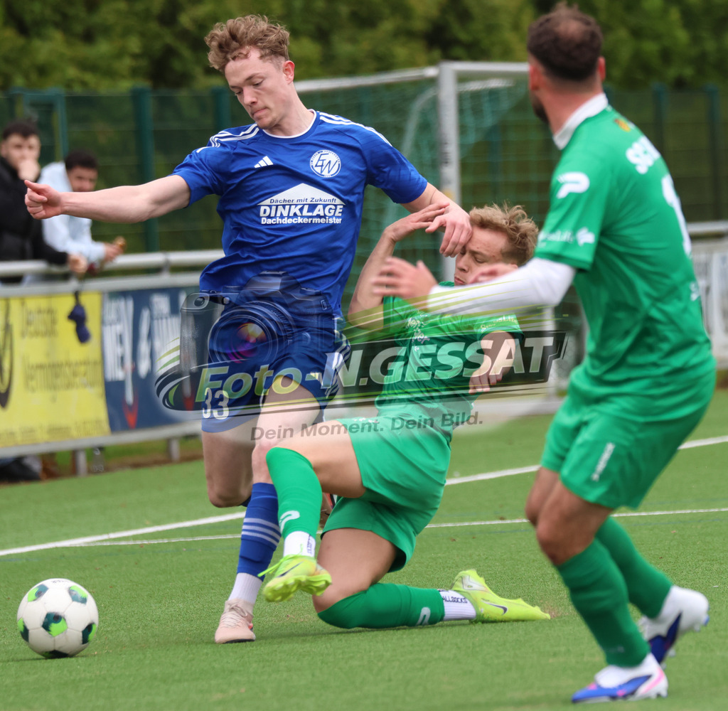 SC Enger - SV Enger-Westerenger | Auf dem Bild zu sehen: grün SC Enger v.l.: Alexander Geiger, Alexander Tiefenbach ; blau SV Enger-Westerenger: Fabrice WalterSC Enger, SV Enger-Westerenger, Saison 25/26, Kreisliga A, Enger, Deutschland - Realisiert mit Pictrs.com