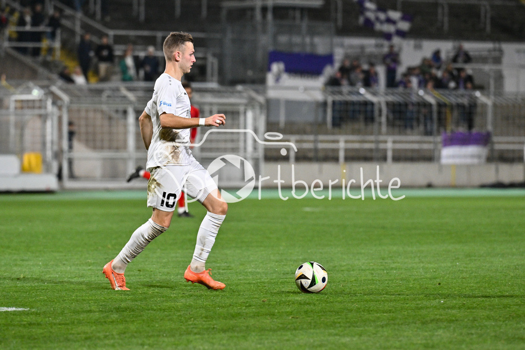 FC Bayern Amateure - TSV Schwaben Augsburg | am Ball Lukas RAMSER (TSV #10) / Freisteller / einzelfoto / Regionalliga Bayern: FC Bayern Muenchen II - TSV Schwaben Augsburg, Gruenwalder Stadion am am 25.10.2024