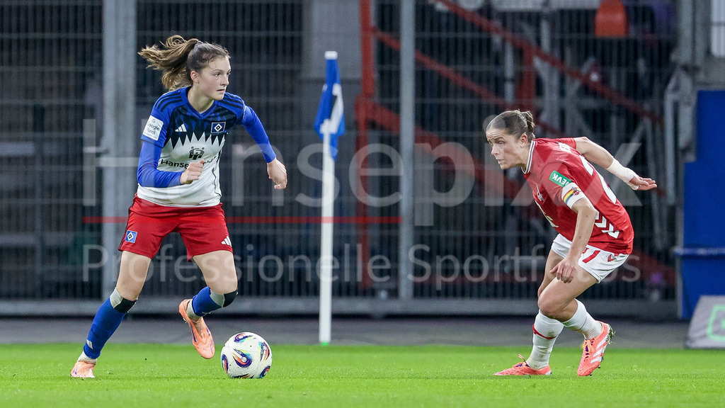 Fussball, Google Pixel Frauen-Bundesliga, Hamburger SV - 1. FC Köln | v.li.: Lotta Wrede (Hamburger SV, 32) und Laura Feiersinger (1. FC Köln, 27) im Zweikampf, Duell, Dynamik, Aktion, Action, Spielszene, DIE DFB-RICHTLINIEN UNTERSAGEN JEGLICHE NUTZUNG VON FOTOS ALS SEQUENZBILDER UND/ODER VIDEOÄHNLICHE FOTOSTRECKEN. DFB REGULATIONS PROHIBIT ANY USE OF PHOTOGRAPHS AS IMAGE SEQUENCES AND/OR QUASI-VIDEO.