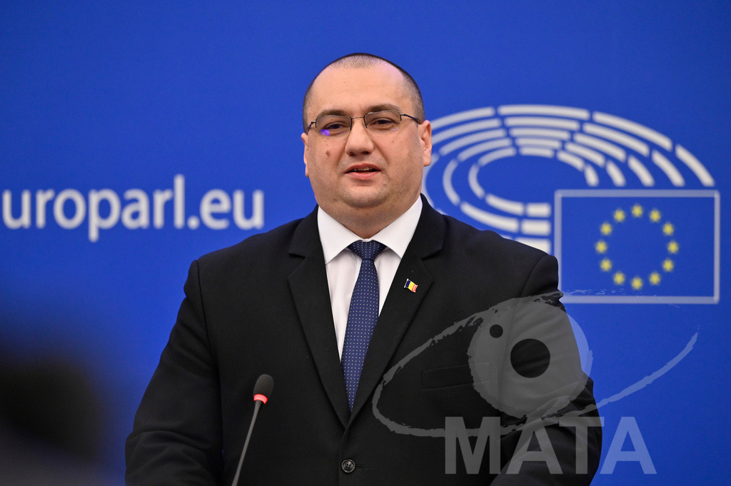 _DWI0020 | Politiker Cristian Terhes bei einer Pressekonferenz zum Thema ' Alarmierende Statistiken zu den Folgen des COVID-Lockdowns' im Europäischen Parlament. Straßburg, 18.01.2023 - Realisiert mit Pictrs.com