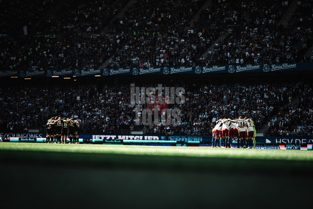 Fußball | Männer | Saison 2024/2025 | 2. Fußball-Bundesliga | 31. Spieltag | Hamburger SV vs. Karlsruher SC | 27.04.2025 | Die Teams im Kreis vor dem Spiel Besprechung