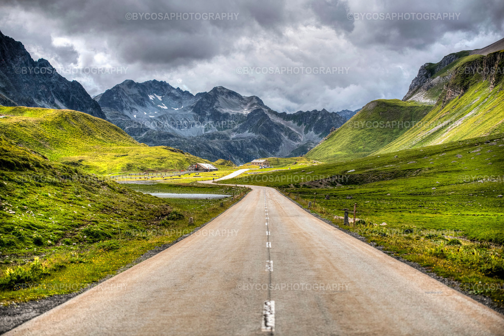 Road to the Alps _ Albula Pass | Exklusive Fine Art Prints aus Zürich – hochwertige Stadt- und Landschaftsfotografien als Wandbilder. Entdecken Sie einzigartige Zürich-Fotos zum Ausdrucken - Realisiert mit Pictrs.com