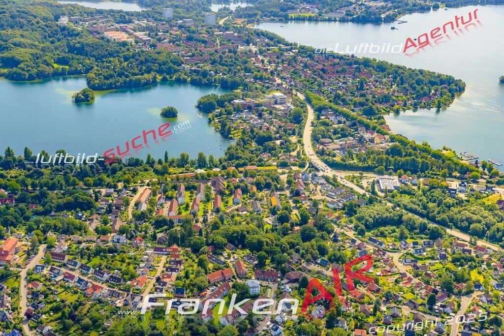 Neue Luftbildaufnahme der Stadt Plön - Das Luftbild wurde 2025 vom UL-Flugzeug heraus erstellt ( keine Drohnenaufnahme ) - Hochauflösende Luftaufnahme - für Wandbilder und großformatige Ausdrucke geeignet. Das besondere Geschenk!Hier alle&nbsp;Infos zur Lizenzierung der LuftaufnahmeWir fliegen auch dieses Jahr wieder in Ihre Region um Luftbilder zu erstellen.- Luftbild anfragen