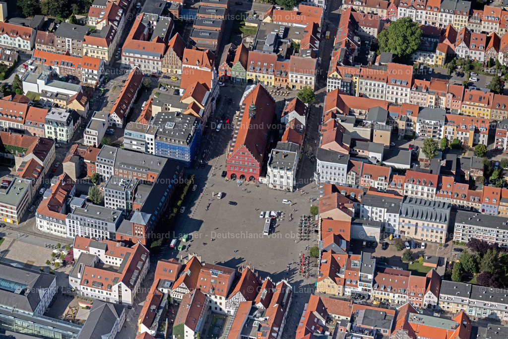 4061180 | GREIFSWALD 08.09.2021 Platz- Ensemble Markt mit Rathaus im Altstadtbereich und Innenstadtzentrum im Innenstadt- Zentrum in Greifswald im Bundesland Mecklenburg-Vorpommern, Deutschland. Weiterführende Informationen bei: Universitäts- und Hansestadt Greifswald. // Ensemble space an place market with the town hall in the old town and downtown area in the inner city center in Greifswald in the state Mecklenburg - Western Pomerania, Germany. Further information at: Universitaets- und Hansestadt Greifswald. Foto: Gerhard Launer