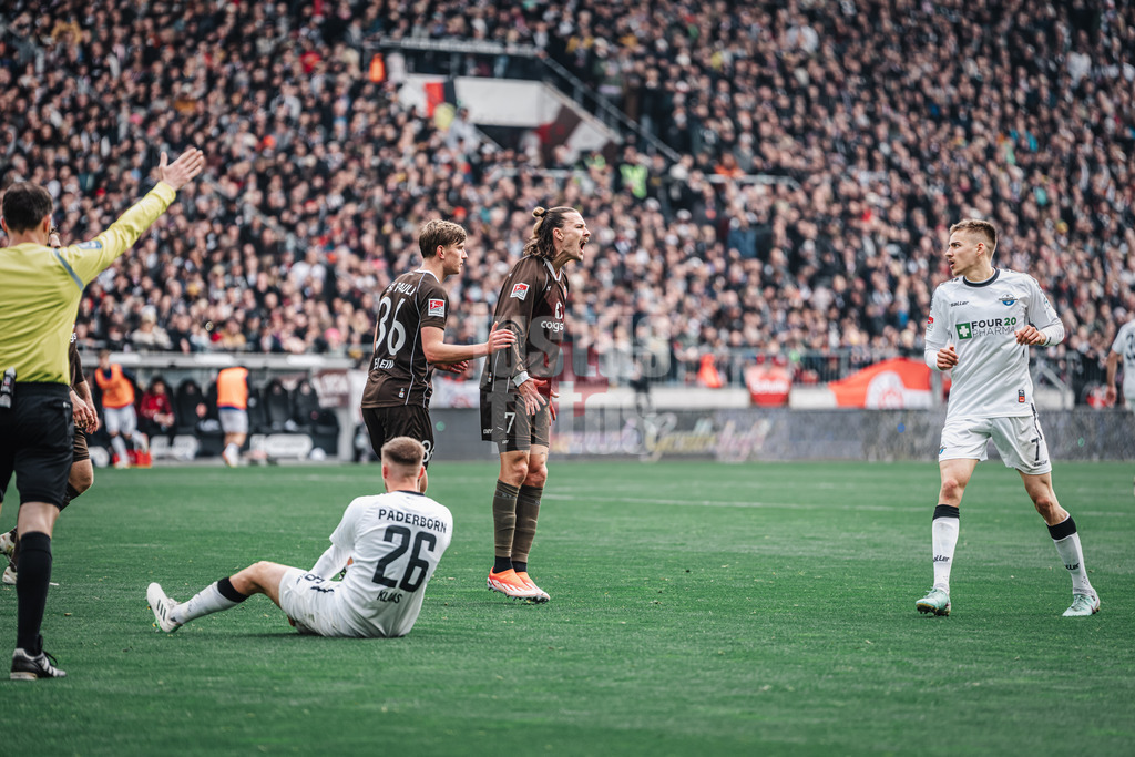 Fußball | Männer | Saison 2023/2024 | 2. Fußball-Bundesliga | 27. Spieltag | FC St. Pauli vs. SC Paderborn 07 | 31.03.2024 | Jackson Irvine (#7, FC St. Pauli) mit erhitzter Stimmung