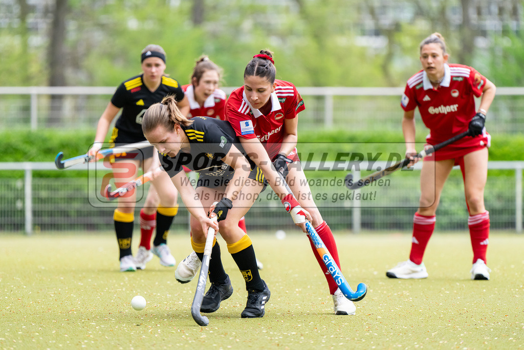 HK_20240407_100167 | 1. Bundesliga Hockey Damen Rot-Weiss Köln - Harvestehuder THC am 7.4.2024 Rot-Weiss Köln, Köln , Bauer Kataharina ( Harvestehuder THC #17 ) , Maja Weber ( Rot-Weiss Köln #21 )