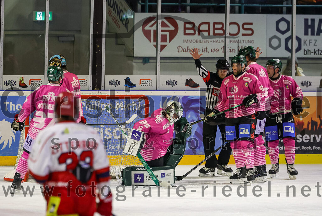 2025-10-24_112_TSV_Erding_gegen_Deggendorfer_SC | Erding, Deutschland, 24.10.2025:Eishockey, Oberliga Süd 2025 / 2026, 11. Spieltag, TSV Erding gegen Deggendorfer SC, Endergebnis: 2:4Torwart Leon Meder (Erding Gladiators, #39), Markus Eberhardt (Erding Gladiators, #94)Foto: Christian Riedel / fotografie-riedel.net