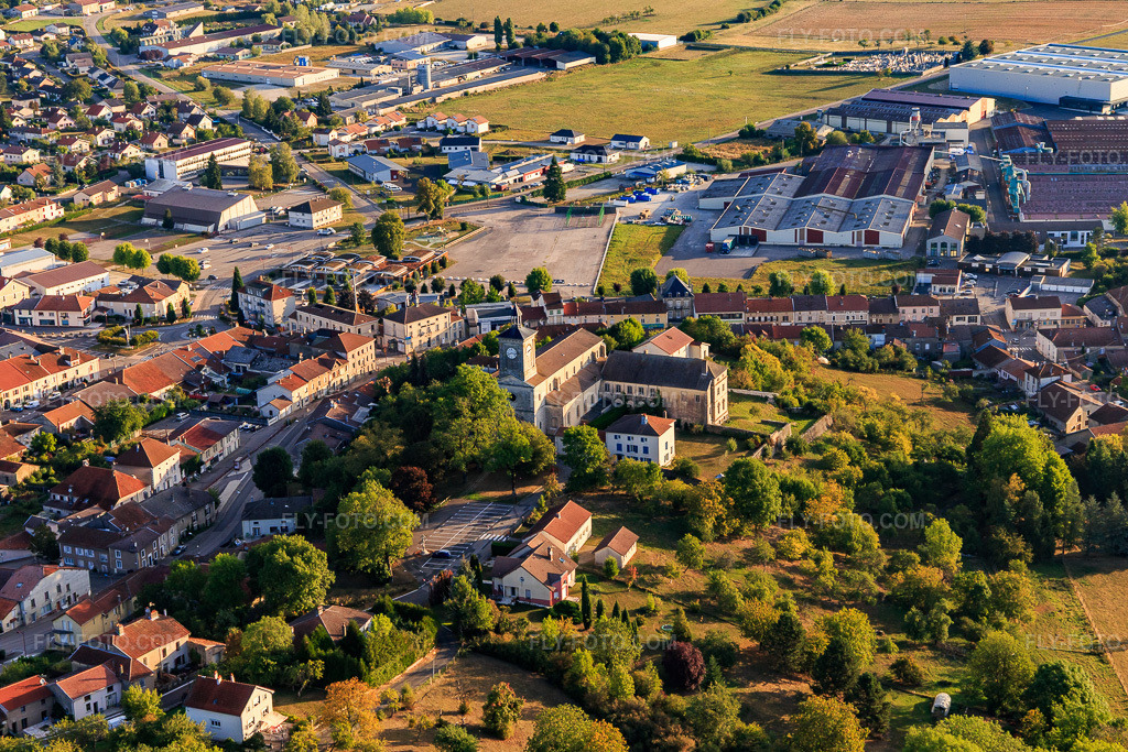 Aerial view: Église Saint-Pierre in Châtenois in the state Vosges, France. – Photo: IMG_118423.jpg taken on 09/16/2019 by Werner Riehm/FLY-FOTO.com – Resolution of the original: 5316 x 3544 px
