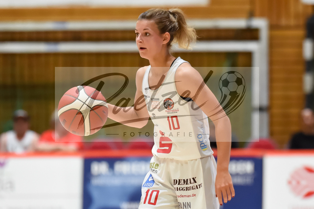 PANNOE20211010_026 | Basketball, Frauen: Jenny Strozyk (GiroLive-Panthers Osnabrueck) in Aktion, am Ball, Einzelaktion beim Spiel der Toyota DBBL zwischen GiroLive-Panthers Osnabrueck und Eigner Angels Noerdlingen im datos – home of the panthers am 10.10.2021 in Osnabrueck, Deutschland. - Realisiert mit Pictrs.com
