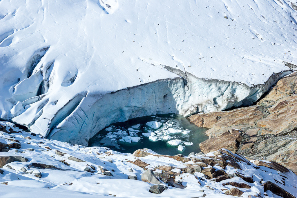 lake of glacial melt water at Aletschgletscher | Die ideale Geschenkidee für Naturliebhaber. Naturbilder von Marcel Gross Photography für ihr Zuhause in den verschiedensten Formaten und Materialien. - Realisiert mit Pictrs.com