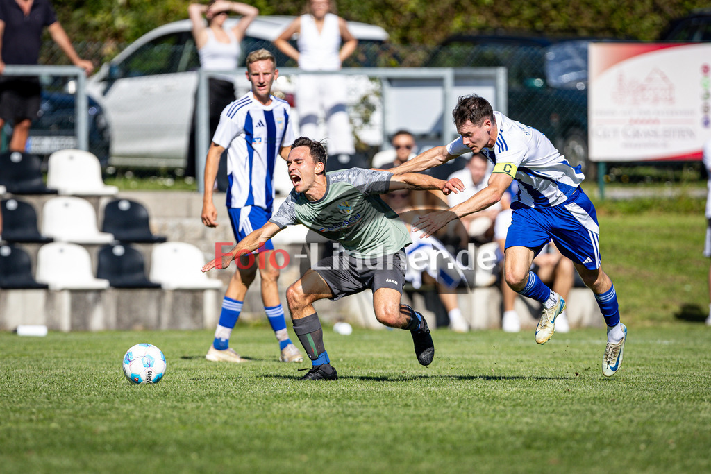 SG Hungerbach I gegen SV Eurasburg-Beuerberg | Fußball Herren Klasseklasse Gruppe 3 Zugspitze 2025/26, SG Hungerbach I gegen SV Eurasburg-Beuerberg, 20250920,Zweikampf,2025-09-20 in Oberhausen (Sportplatz Oberhausen), Stefan DOPFER (Hungerbach 5), Valentin SEELBACH (SV Eurasburg-Beuerberg Kapitän 8)Copyright: WolfgangxLindner www.foto-lindner.de