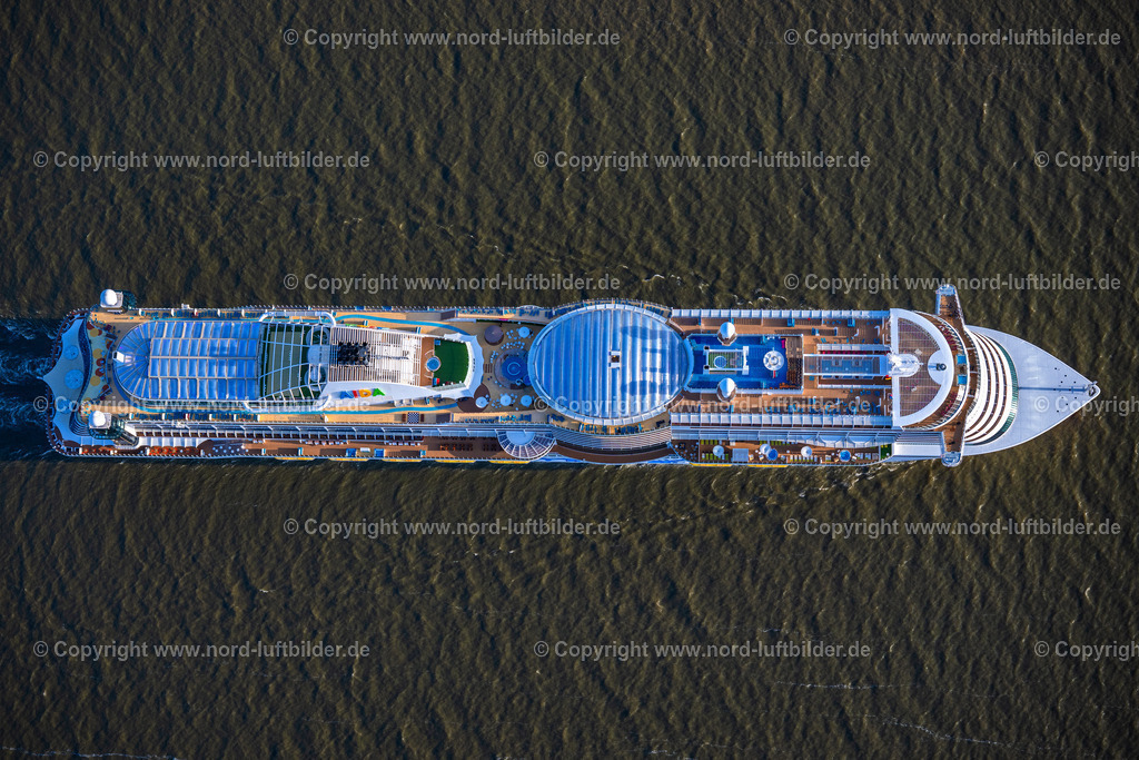 Hamburg_AIDA Prima_auf_der_Elbe_Senkrechtaufnahme_ELS_6267060525 | WEDEL 06.05.2025 Senkrecht- Luftbild aus der Satelliten- Perspektive vom Kreuzfahrt- Passagier- und Fahrgast- Schiff " Aidaprima " an der Straße Hakendamm in Wedel im Bundesland Schleswig-Holstein, Deutschland. Weiterführende Informationen bei: AIDA Cruises - German Branch of Costa Crociere S.p.A.. // Vertical aerial view from the satellite perspective of the cruise and passenger ship " Aidaprima " on street Hakendamm in Wedel in the state Schleswig-Holstein, Germany. Further information at: AIDA Cruises - German Branch of Costa Crociere S.p.A.. Foto: Martin Elsen