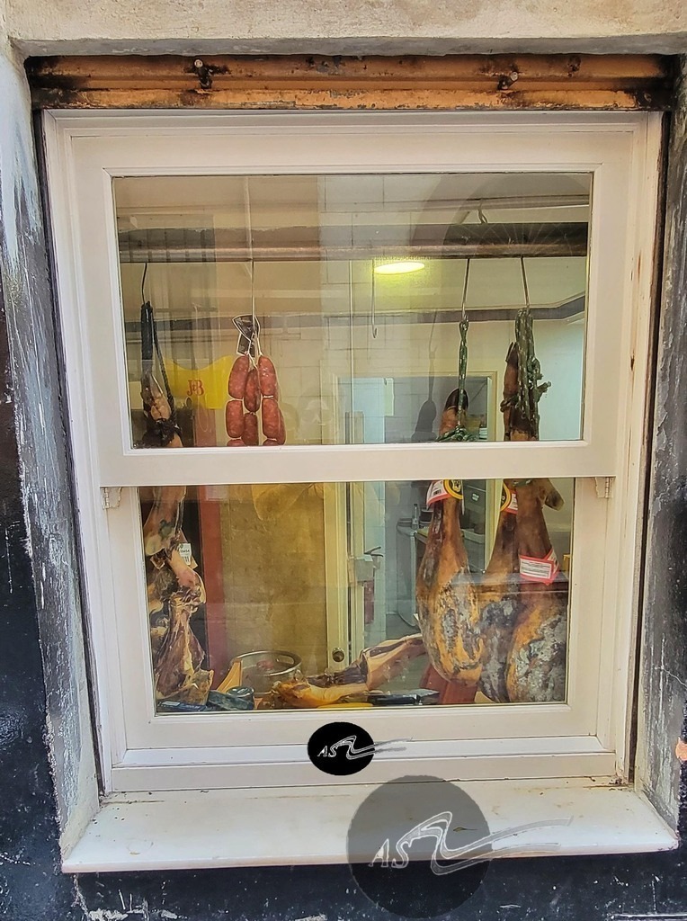 9. Fenster m Schincken as | Angelika Schorn - Realisiert mit Pictrs.com