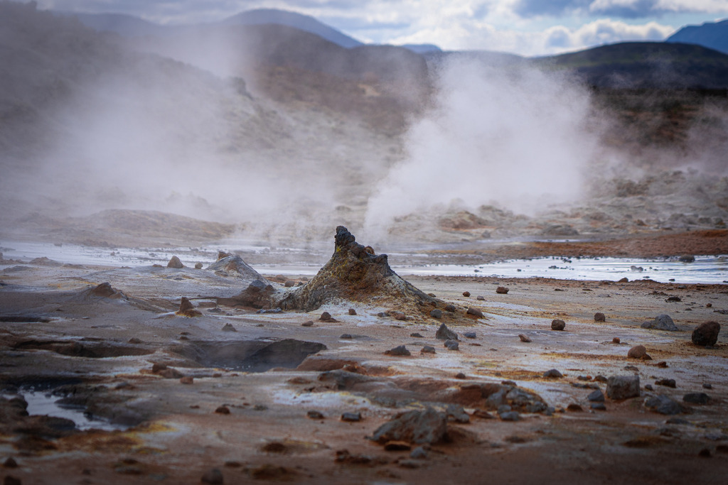 Island: Schwefelfelder | Urtümliche Kraft der Natur: Dampfschwaden steigen aus einer mineralischen Vulkanlandschaft auf und umhüllen die raue Erde in mystischem Nebel. - Realisiert mit Pictrs.com