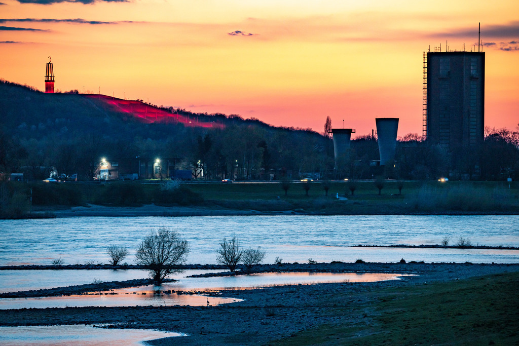 JT-210413 | Frachtschiff auf dem Rhein bei Duisburg-Beeckerwerth, Halde Rheinpreussen in Moers, Haldenzeichen Das Geleucht, Förderturm der ehemalige Zeche Rheinpreußen Schacht VIII, Duisburg, NRW, Deutschland  - Realisiert mit Pictrs.com