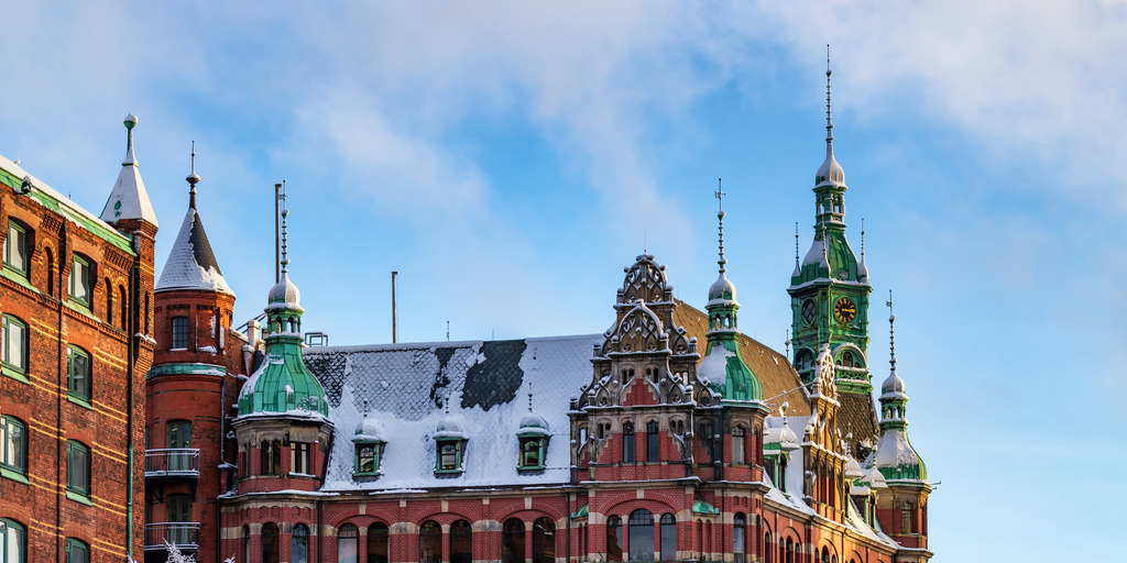 10260104 - Speicherstadtrathaus im Winter | Blick auf das schneebedeckte Hauptverwaltungsgebäude der HHLA in der Speicherstadt.
