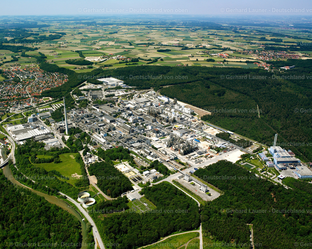 2600445 | BURGKIRCHEN AN DER ALZ 09.06.2006 Gebäude und Produktionshallen auf dem Werksgelände Waldtor Chemiepark Werk Gendorf des Chemieproduzenten Dyneon in Burgkirchen an der Alz im Bundesland Bayern. Weiterführende Informationen bei: 3M,  InfraServ GmbH & Co. Gendorf KG. // Building and production halls on the premises of the chemical manufacturers Dyneon in Burgkirchen an der Alz in the state Bavaria. Further information at: 3M,  InfraServ GmbH & Co. Gendorf KG. Foto: Gerhard Launer