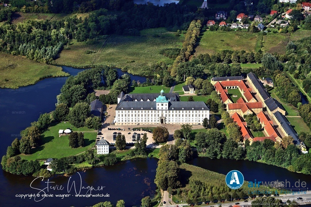 "Luftaufnahmen enthüllen Schönheit von Schloss Gottorf in Schleswig" | Schloss Gottorf in Schleswig: 1490 übernahm der spätere dänische König Friedrich I. das Schloss, nachdem ein Brand 1492 weite Teile der mittelalterlichen Burg vernichtet hatte. Friedrich I. ließ den Westflügel im Stil der nordischen Frührenaissance neu errichten, der das erste Renaissancegebäude nördlich der Elbe darstellte.