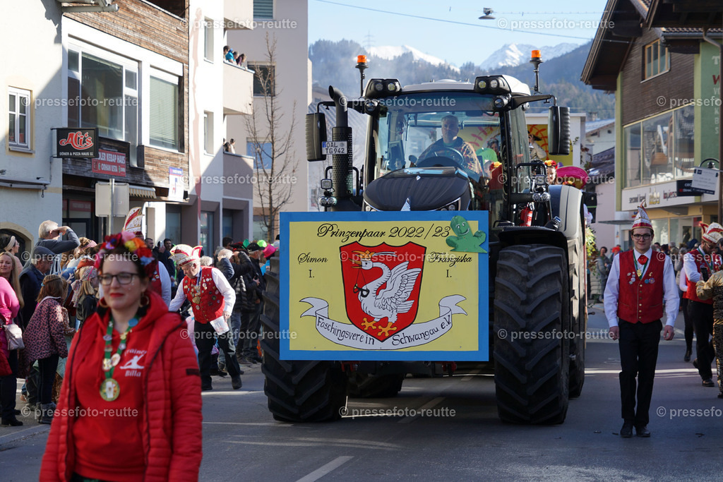 news-2023-Feb16-Unsinniger_Fasching_Reutte-sony-DSC02531 | Info aus dem Bezirk Reutte/Ausserfern Tirol sowie eine umfangreiche Bilddatenbank über die gesamte Region: Lechtal, Talkessel Reutte, Tannheimertal, Zwischentoren. Lech, Plansee, Zugspitze, Grenztunnel, B179, Fernpassstraße, Verkehr, Lawinen, Tradition, - Realisiert mit Pictrs.com