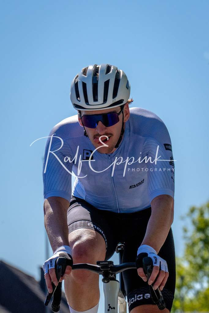 Spurt in den Mai 2026 - Großer Preis der Sparkasse Neuss | Annual one-day road cycling race "Großer Preis der Sparkasse Neuss" held in Büttgen, Germany, organized by VfR Büttgen 1912 e.V. The event features multiple races across all age categories from U11 youth to Elite men. - Realisiert mit Pictrs.com