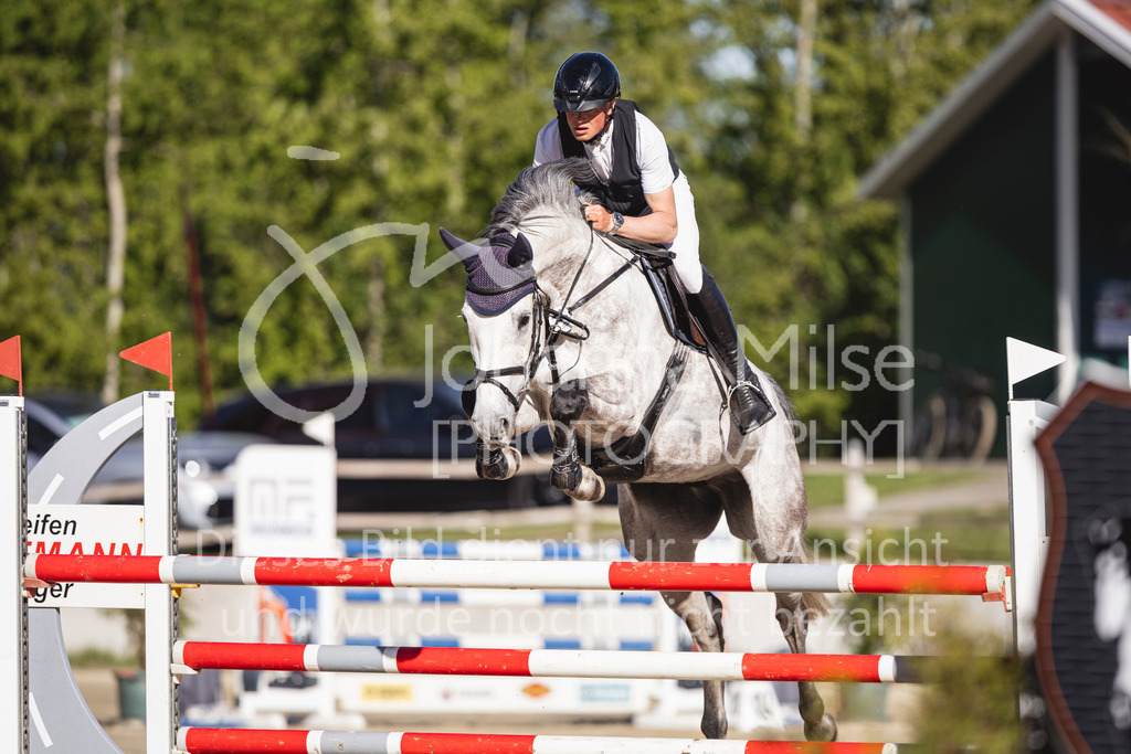 260501_Spenge_12_SprPf-M-606 | Deine schönsten Turniermomente als professionelle Fotos! Entdecke hochwertige Pferdesport-Fotografie im Online-Shop. Jetzt Fotos finden & bestellen!