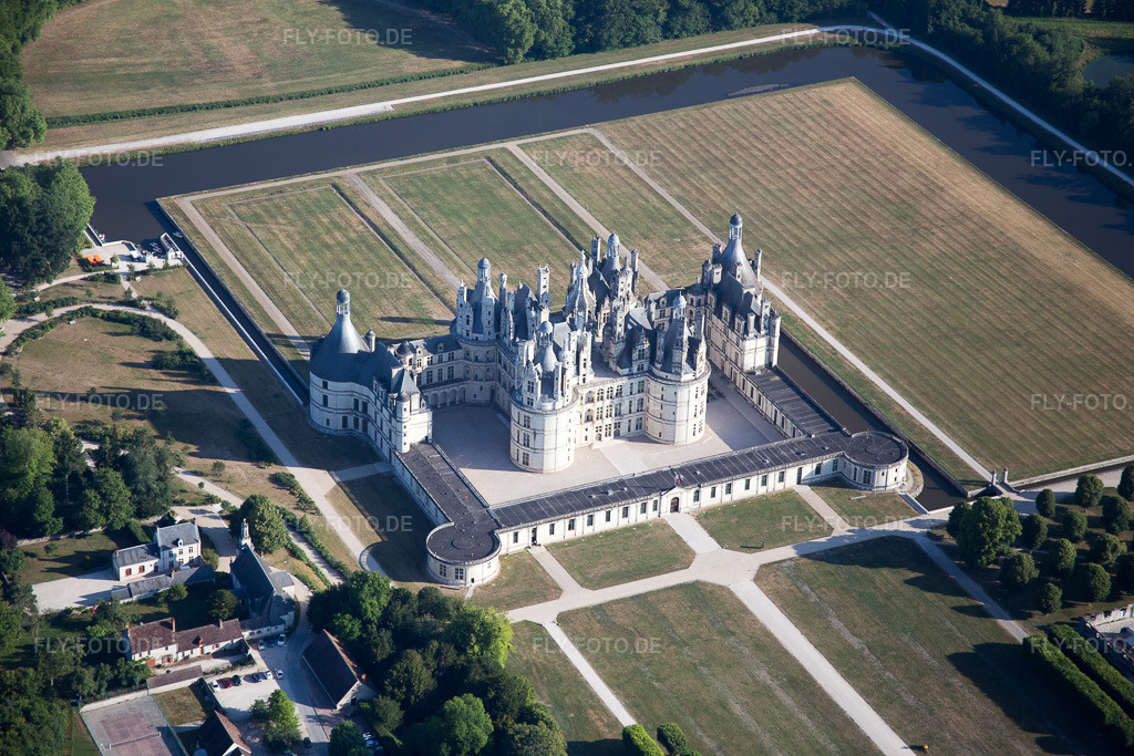 Luftbild: Schloßpark von Schloß Château de Chambord in Chambord im Bundesland Loir-et-Cher in Frankreich. Foto: IMG_082153.jpg vom 20.06.2015 durch Werner Riehm/FLY-FOTO.de
