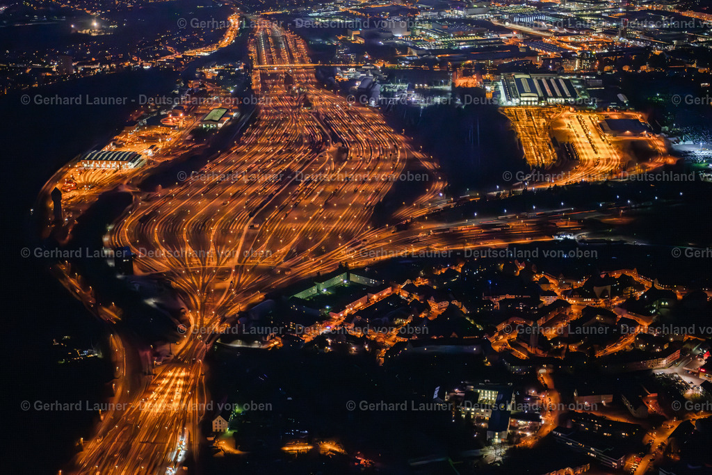 3901389 | NüRNBERG 21.08.2021 Schienen- und Gleisstrecken auf den Abstellgleisen und Rangierstrecken des Rangierbahnhofes und Güterbahnhofes der Deutschen Bahn in Nürnberg im Bundesland Bayern. // Marshalling yard and freight station of the Deutsche Bahn in Nuernberg in the state Bavaria. bahn.de. Foto: Gerhard Launer, Nachtaufnahme
