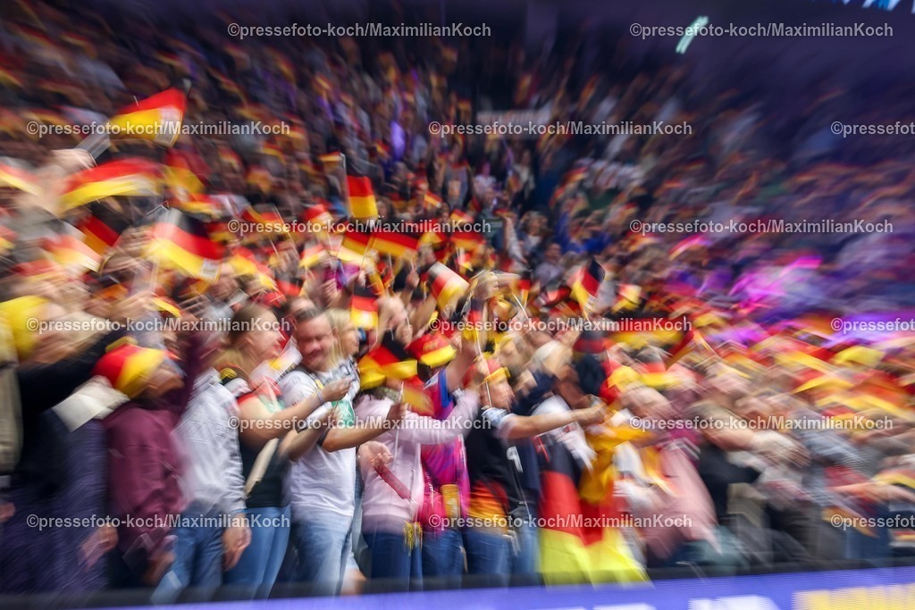 IHF09122502033 | 09.12.2025, Handball WM Frauen, Viertelfinale, Deutschland - Brasilien, 27th IHF Women's Handball World Championship, Westfalenhalle Dortmund: Handballfans auf der Tribüne feuern die deutsche Mannschaft an. Fahnen deutschlandfahnen Flaggen Fahne Flagge Fans Besucher Zuschauer Ausverkauft 