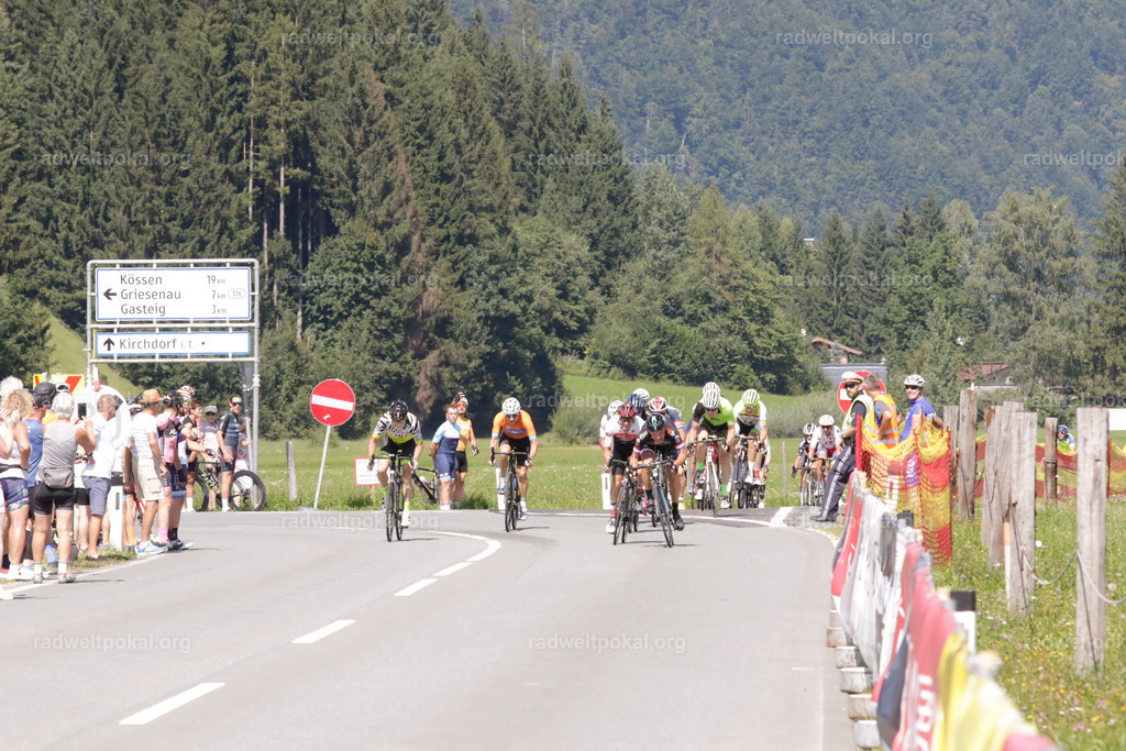 890_20230817_Bewerb_Maenner_Muehlanger | AUT - OESTERREICH, 2023-08-16: SPORT RENNRAD-FAHREN - 55. INTERNATIONALER RADWELTPOKAL IN ST. JOHANN IN TIROL  - Vintage-Radrennen mit WM-Bronze-Medaillen-Siegerin Christina Schweinberger, den Teilnehmer und Alexander Baumann (vom Orginastions-Team) - TAG 2 BEWERB MAENNER IN SECHS GRUPPEN  ; Foto: Roland Muehlanger