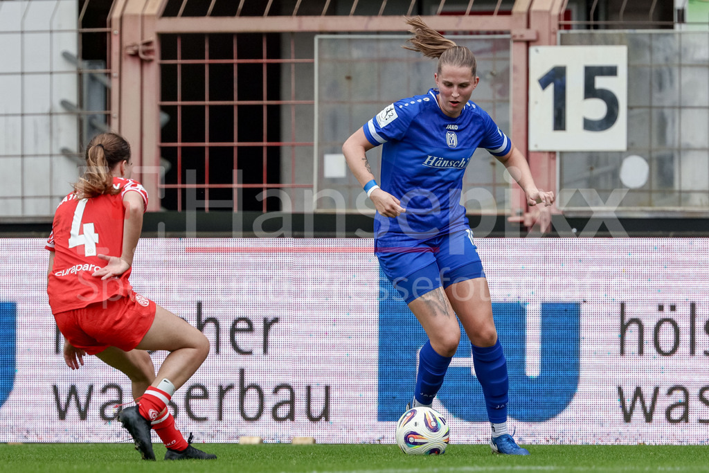 Fussball, 2. Frauen-Bundesliga, SV Meppen - 1. FSV Mainz 05 | v.li.: Kara Bathmann (1. FSV Mainz 05, 4) und Lara Hohm (SV Meppen, 16) im Zweikampf, Duell, Dynamik, Aktion, Action, Spielszene, DIE DFB-RICHTLINIEN UNTERSAGEN JEGLICHE NUTZUNG VON FOTOS ALS SEQUENZBILDER UND/ODER VIDEOÄHNLICHE FOTOSTRECKEN. DFB REGULATIONS PROHIBIT ANY USE OF PHOTOGRAPHS AS IMAGE SEQUENCES AND/OR QUASI-VIDEO.