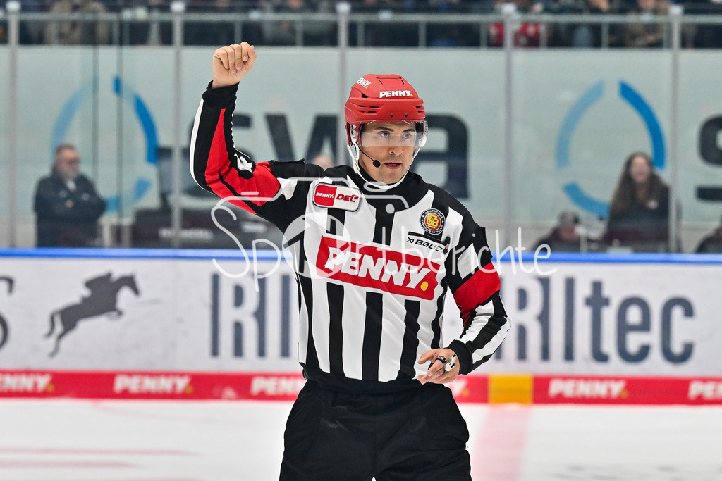 Augsburger Panther - Grizzlys Wolfsburg | Im Bild Hauptschiedsrichter David CESPIVA / Einzelfoto / Freisteller / DEL: Augsburger Panther - Grizzlys Wolfsburg; Curt Frenzel Stadion am 10.10.2025