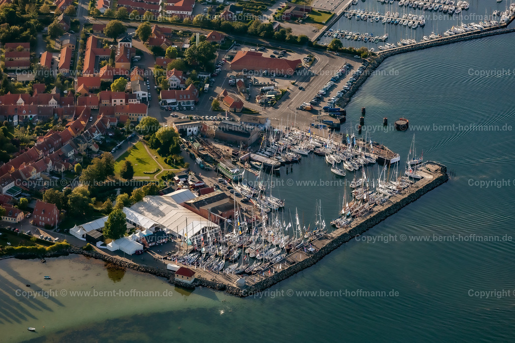 PLB_3436_Aeroeskoebing_90x60 | Luftbild, Dänische Südsee, Insel Aeroe (dän. Ærø ). Alljährlich immer am letzten August -Wochenende endet im kleinen Hafen von Aeroeskoebing die deutsch - dänische " Schifffahrtsregatta " und wird mit einem großen Seglerfest gefeiert. Im Bild - der idyllische Hafen mit vielen Segelyachten. - Realisiert mit Pictrs.com