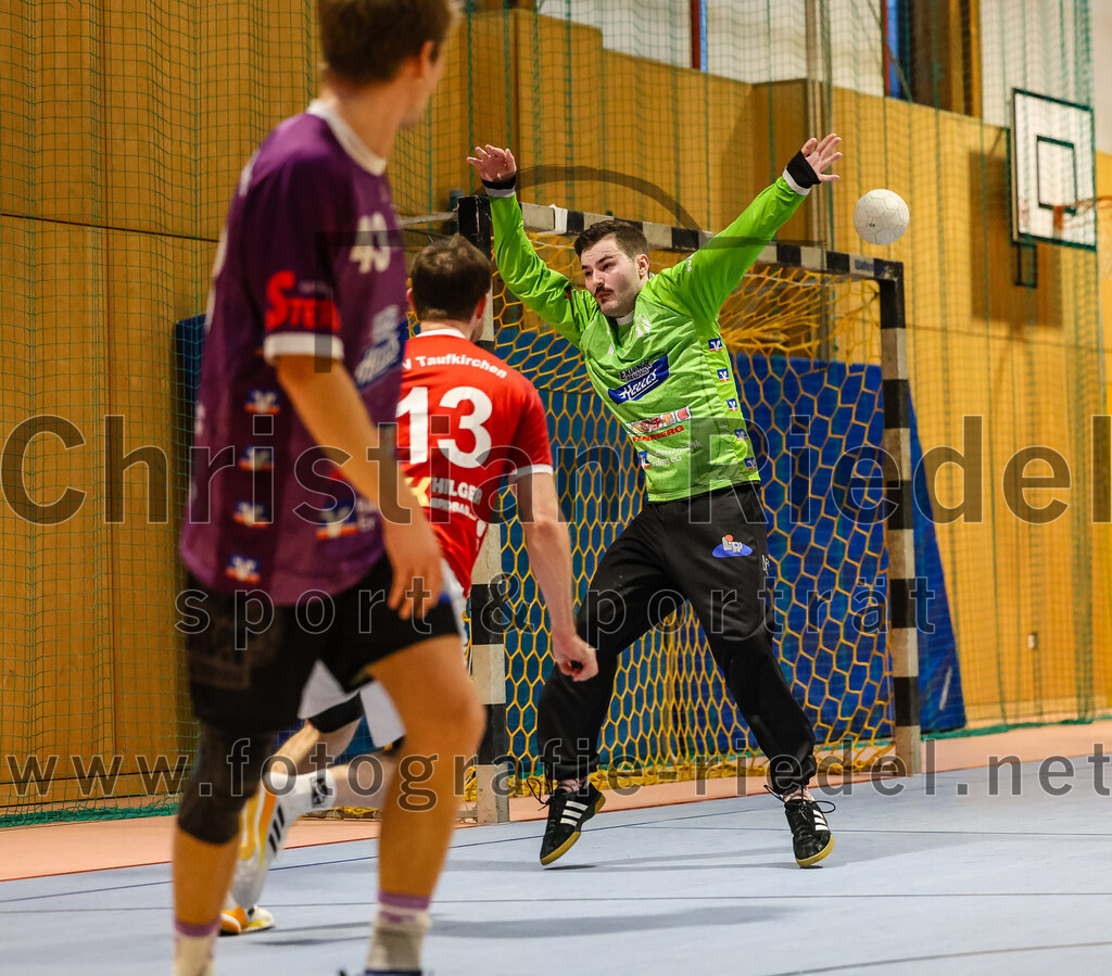 2024-10-20_114_SpVgg_Altenerding_II_gegen_TSV_Taufkirchen-Vils | Erding, Deutschland, 20.10.2024:Handball, Bezirksliga Männer Ost 2024 / 2025, 3. Spieltag, SpVgg Altenerding II gegen TSV Taufkirchen/Vils, Endergebnis: 15:20Tobias Huber (TSV Taufkirchen/Vils, #13), Torwart Otto Donaubauer (SpVgg Altenerding, #1)Foto: Christian Riedel / fotografie-riedel.net