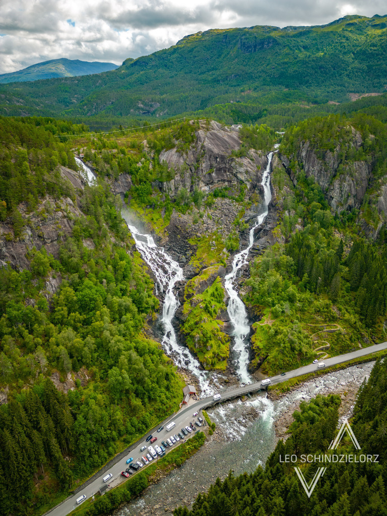 Fotografie_Leo_Schindzielorz_NO_Sommer_Fossen_20220810_DJI_0359_org | Atmosphärische Landschaftsbilder & Drohnenaufnahmen aus dem Allgäu, Tirol, Südtirol & der Schweiz – ideal für Leinwanddrucke & zur stilvollen Raumgestaltung. - Realisiert mit Pictrs.com