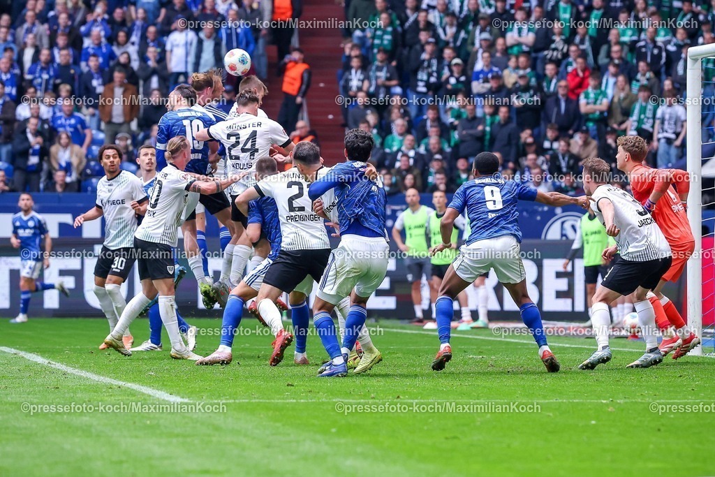 S0419042601017 | 19.04.2026, Fußball, FC Schalke 04 - SC Preußen Münster, 30. Spieltag, 2. Fußball Bundesliga, Veltins-Arena Gelsenkirchen, Saison 2025 2026: Torschuss Ecke Eckentor Kopfball Schuss Tor zum 2:0 durch Torschütze Timo Becker&nbsp;(Schalke04 #05)  zusammen mit   DFB regulations prohibit any use of photographs as image sequences and or quasi-video.