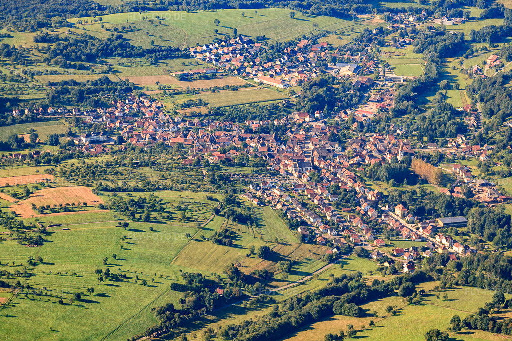 Luftbild: Ortsansicht aus Norden in Lembach im Bundesland Bas-Rhin in Frankreich. – Foto: IMG_31072.jpg vom 07.08.2010 durch Werner Riehm/FLY-FOTO.de – Auflösung des Originals: 4752 x 3168 px