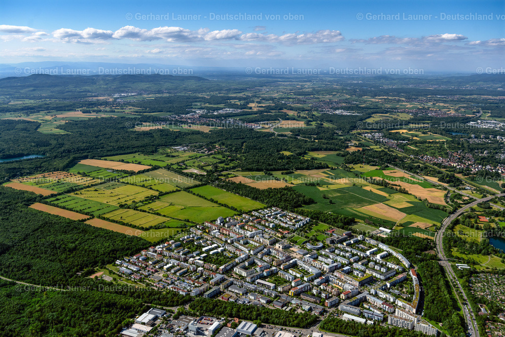 4033855 | RIESELFELD 30.06.2020 Wohngebiete am Feldrand landwirtschaftlicher Nutzflächen  in Rieselfeld im Bundesland Baden-Württemberg, Deutschland // Residential areas on the edge of agricultural land  in Rieselfeld in the state Baden-Wuerttemberg, Germany Foto: Gerhard Launer