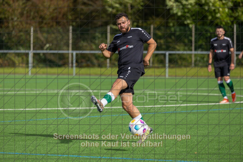 20251005_151908_0012 | #,KSG Eislingen (schwarz) vs. TSGV Albershausen (grün), Fussball, Kreisliga A3 - Bezirk Neckar/Fils, 07. Spieltag, Saison 2025/2026, Kunstrasensportplatz am Eichenbach, Haldenstraße, 73054 Eislingen, 05.10.2025 - 15:00 Uhr,Foto: PhotoPeet-Sportfotografie/Peter Harich