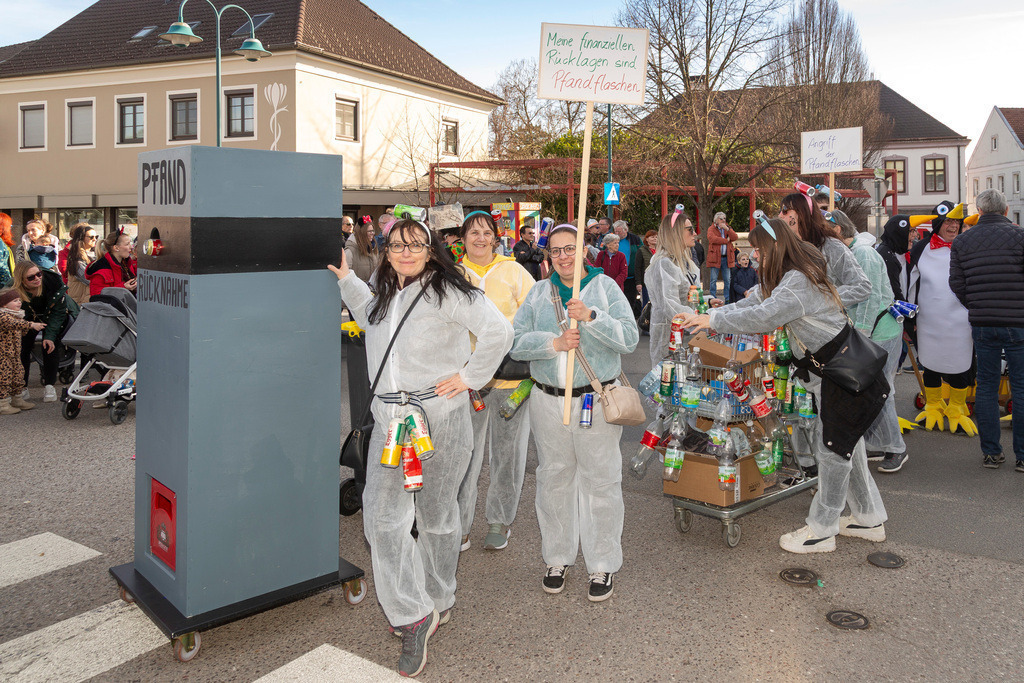 Umzug2025-158_9823 | Fotostrecke: FASCHINGSUMZUG 2025 in Loosdorf. 22 Masken(gruppen)-Teilnehmer: Loosdorfer Vereine, Wirtschaftstreibende, Gemeindeabordnungen sowie Kreditinstitute. rund 700 Besucher entlang der Hauptstrasse. Veranstaltungs-Sicherung durch Mannschaft der FF-Loosdorf mit schwerem Gerät. Maskenprämierung am EKZ-Platz durch Bgm. Thomas Vasku in den Kategorien: Bester Festwagen (Fa. gkonzept-Groissenberger; Beste Personengruppe-ASK-Loosdorf; Beste Einzelperson; Weiteste Anreise-FF Schollach;