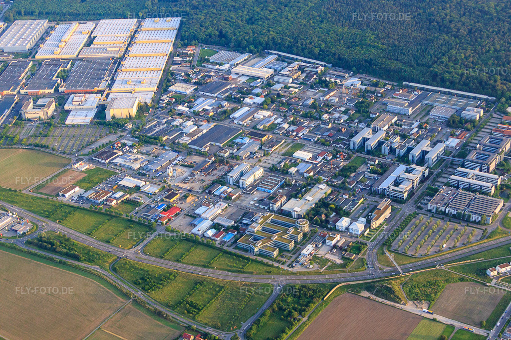 Luftbild: Industriegebiet von der Albert-Einstein-Straße bis zur Dietmar-Hopp-Allee mit Heidelberger Druckmaschinen AG, SAP SE und Evora IT Solutions GmbH in Walldorf im Bundesland Baden-Württemberg in Deutschland. Foto: IMG_66413.jpg vom 30.05.2014 durch Werner Riehm/FLY-FOTO.deWWW.HEIDELBERG.COM