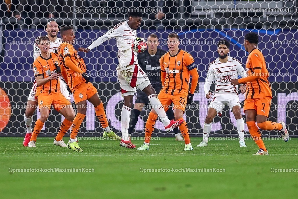 UCL22012501027 | 22.01.2025, Fußball, UEFA Champions League, Schachtar Donezk - Stade Brestois 29, Arena AufSchalke Gelsenkirchen, 7. Spieltag Saison 2024 2025: Abdoulaye Ndiaye (Stade Brest #3) im Strafraum