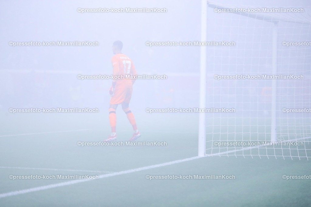 DFB05022501018 | 05.02.2025, Fußball, DFB-Pokal Viertelfinale, Bayer 04 Leverkusen - 1.FC Köln, BayArena, Saison 2024 2025: Torwart Matej Kovar (Bayer04 Leverkusen #17) - Spielunterbrechung aufgrund von Starkem Nebel nach der Choreografie der Kölner Ultras. Rauchentwicklung durch Pyrotechnik Bengalisches Feuer führt zu VerzögerungenDFB regulations prohibit any use of photographs as image sequences and or quasi-video.