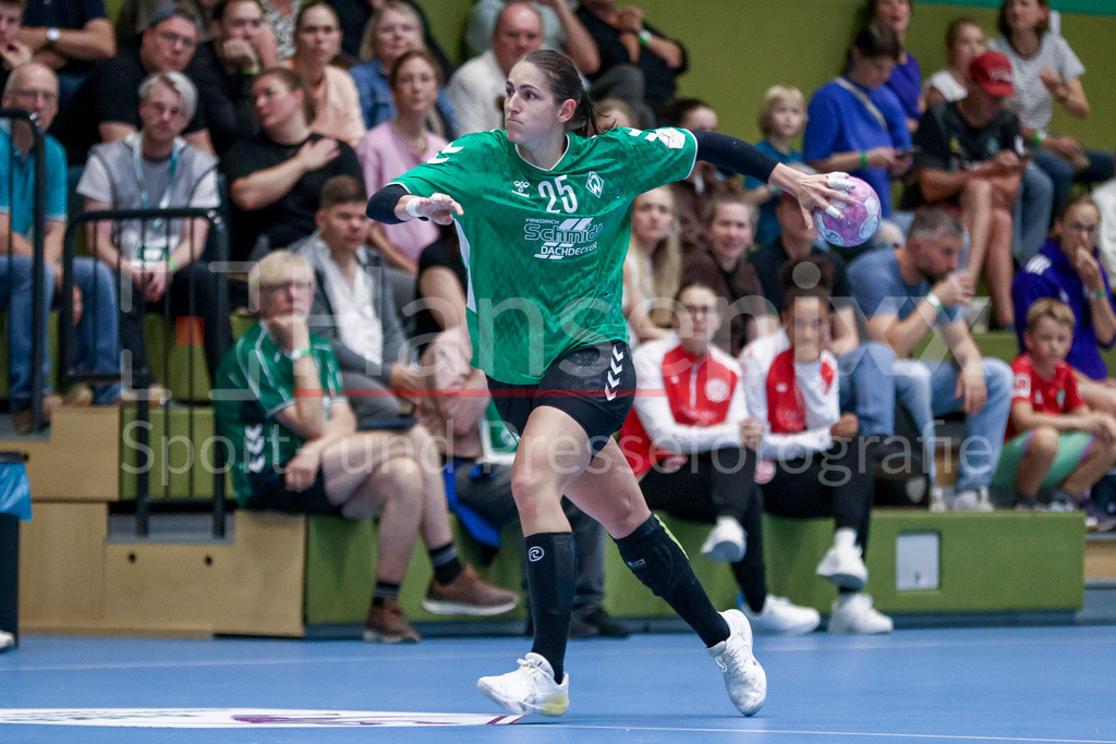 Handball, 2. Bundesliga Frauen, SV Werder Bremen - 1. FSV Mainz 05 | Anna Lena Bergmann (SV Werder Bremen, 25) am Ball, Spielszene, Aktion, Action